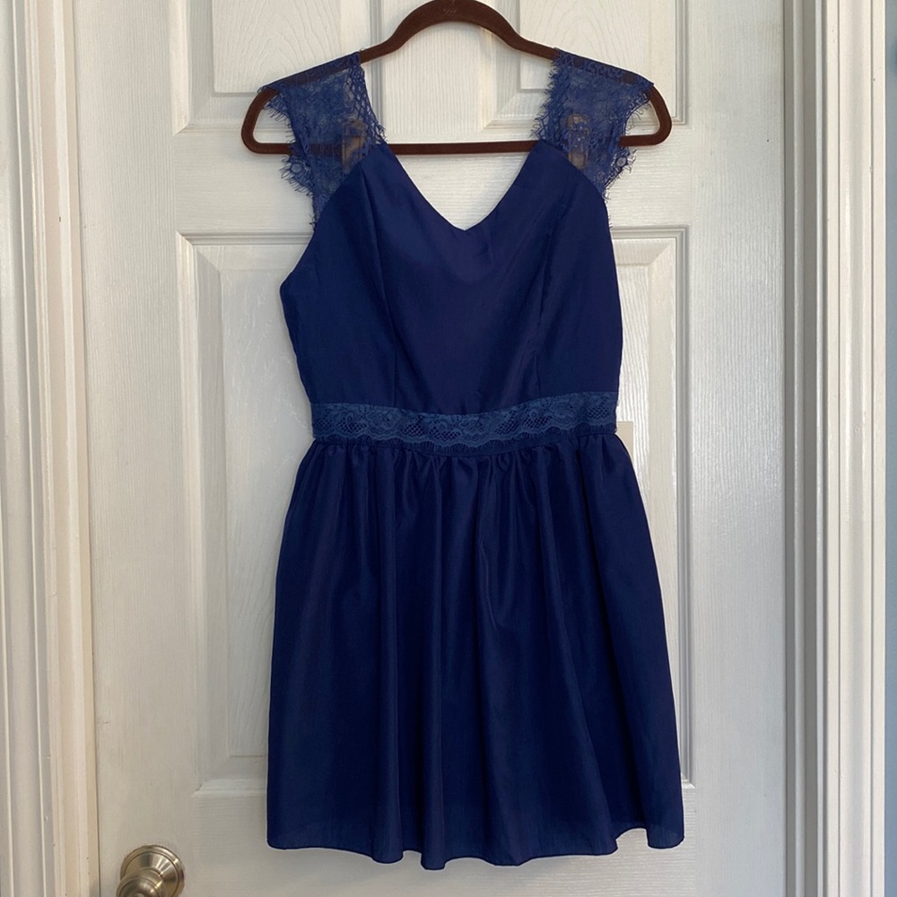 Women’s Design by Korea Blue Silk and Lace top size Medium